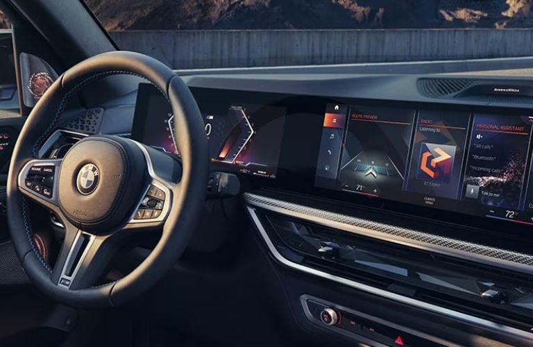 Cockpit view of the 2023 BMW X7_o