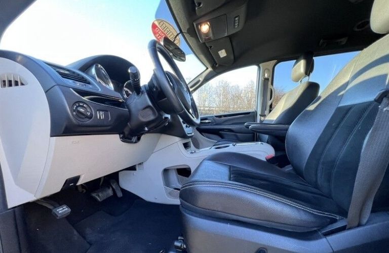 View of the front console of the 2018 Dodge Grand Caravan SXT