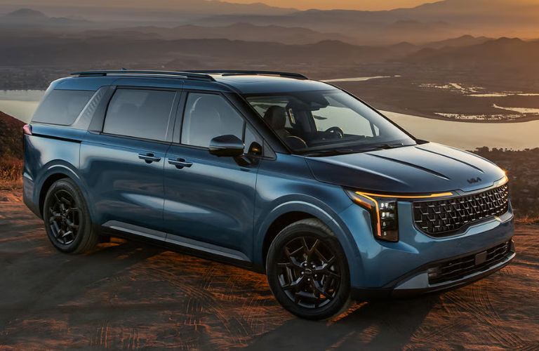 2026 Kia Carnival side and front view