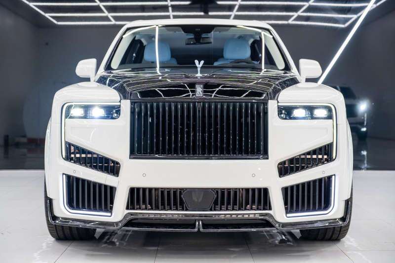 A front exterior view of the Rolls-Royce Cullinan Mansory Shooting Star