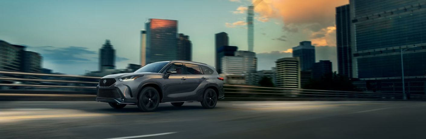 Side View of the 2024 Toyota Highlander Hybrid