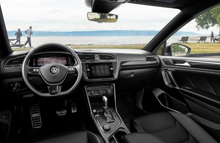 2022 Volkswagen Tiguan front interior