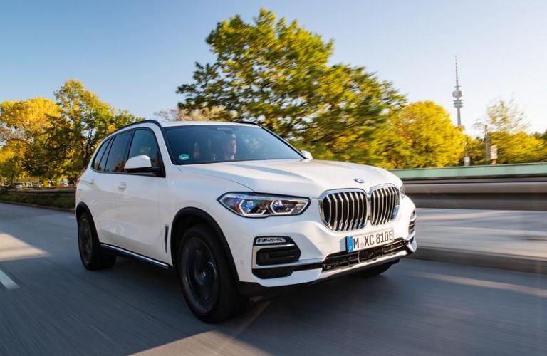 2021 BMW X5 xDrive45e Front View