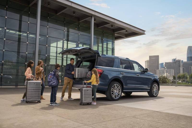 People loading luggage into a 2024 Ford Expedition near Atlanta.