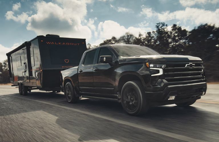 front quarter view of the Chevrolet Silverado 1500 towing a trailer