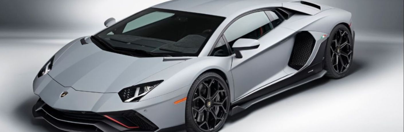 Front-quarter view of the 2022 Lamborghini Aventador