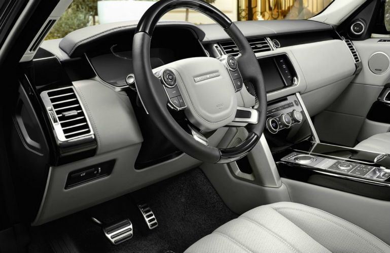Steering wheel and dashboard of the 2017 Land Rover Range Rover