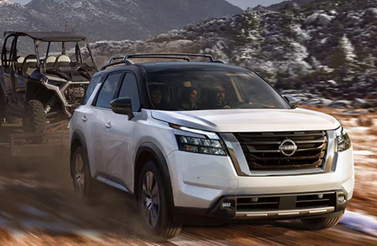 A 2022 Nissan Pathfinder towing a desert vehicle