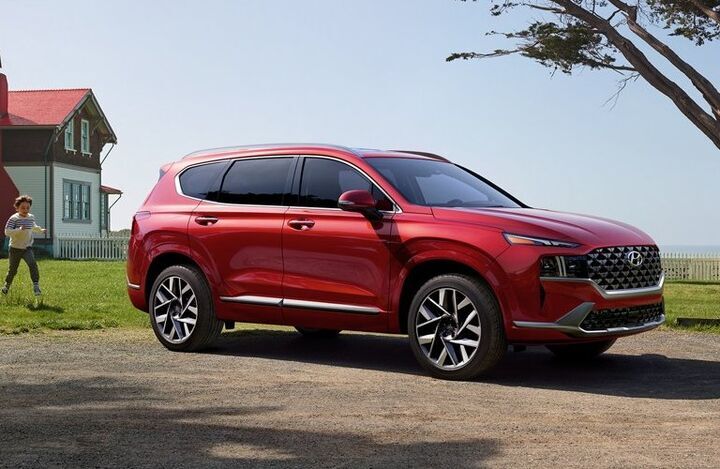 Side view of the used Hyundai Santa Fe Red