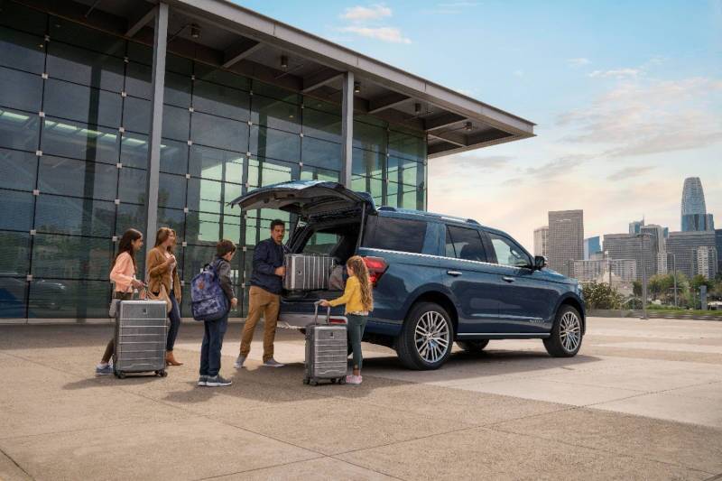 People loading luggage into a 2024 Ford Expedition Platinum near Atlanta.
