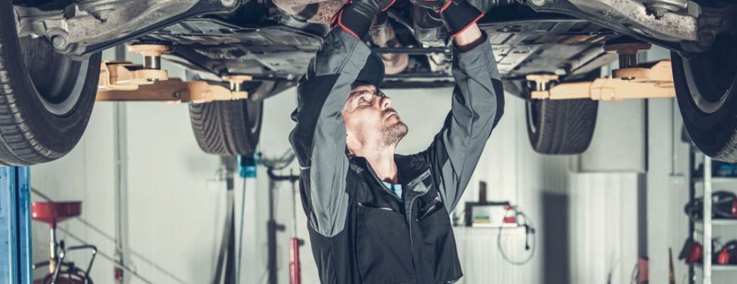 An image of a technician changing the oil at the service center.