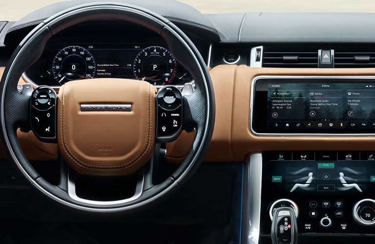 Dashboard and steering wheel of the 2019 Range Rover Sport