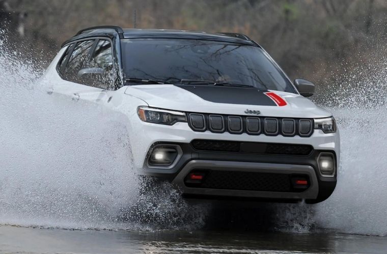 2022 Jeep Compass splashing water