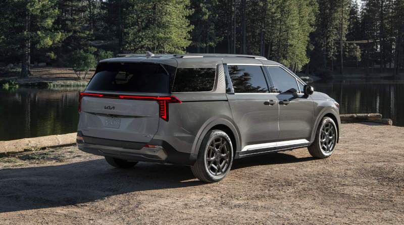 A rear quarter view of the 2025 Kia Carnival MPV Hybrid.