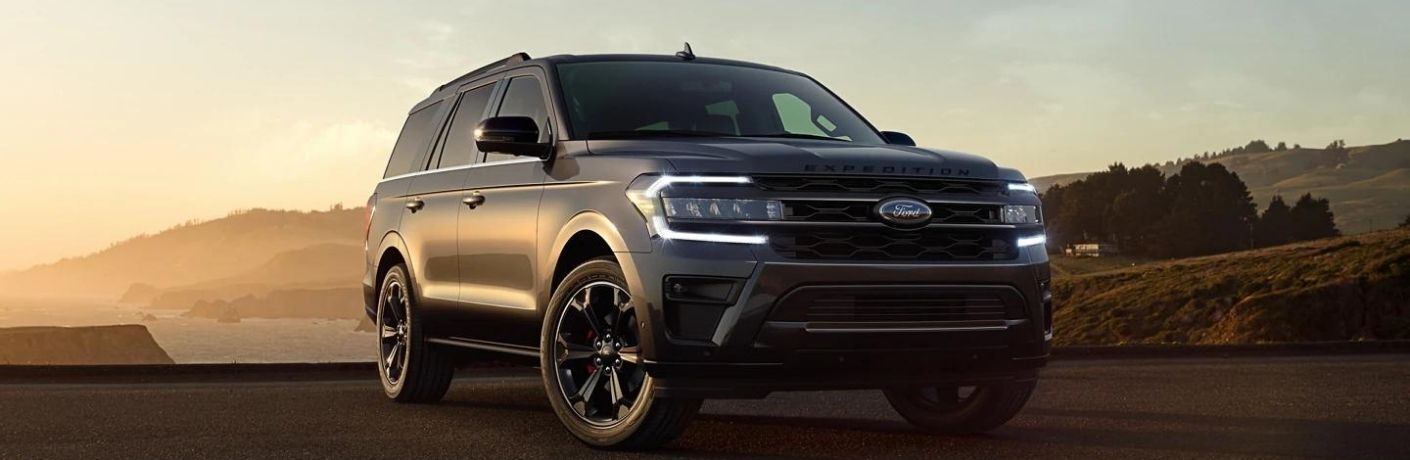 2022 Ford Expedition side and front view