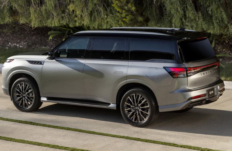 Side view of a 2025 INIFINITI QX80