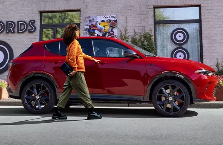 side view image of the 2024 Dodge Hornet parked near a wall