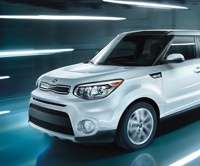 2017 Kia Cadenza in Modern Warehouse