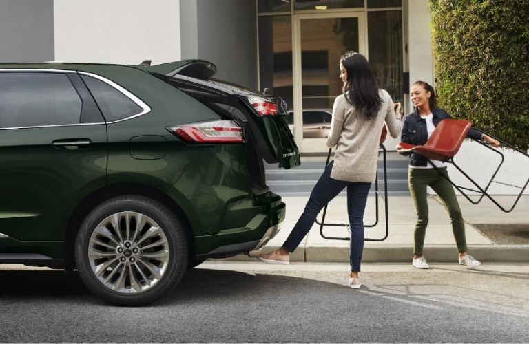 2024 Ford Edge with people using the liftgate