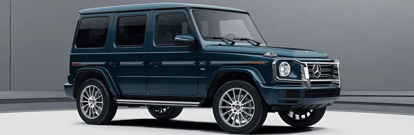 Side view of the 2024 Mercedes-Benz G 550 in G manufaktur Sea Blue metallic