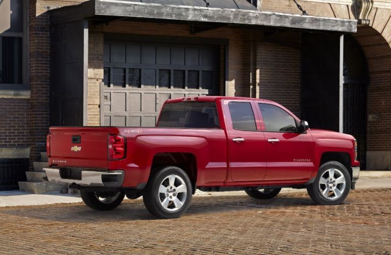 Rear three-quarter view of the 2015 Chevrolet Silverado