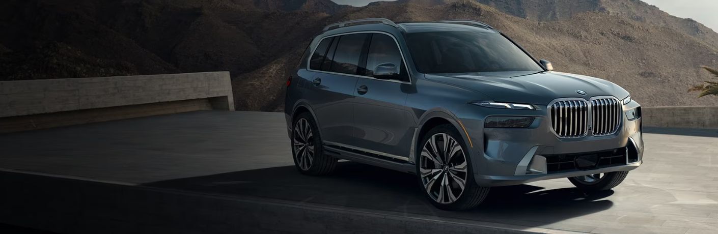 Front three-quarter view of the 2023 BMW X7