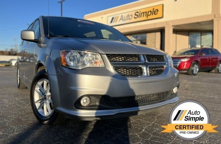 Front view of the 2018 Dodge Grand Caravan SXT