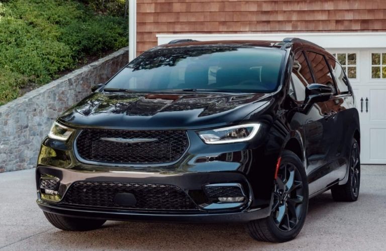 A 2021 Chrysler Pacifica in front of a building