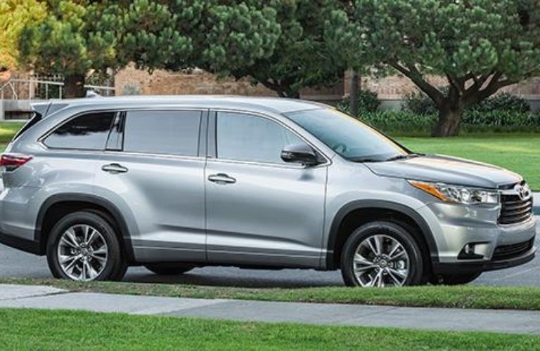 Side view of a silver 2015 Toyota Highlander parked