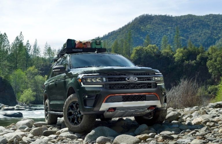 2022 Ford Expedition side and front view