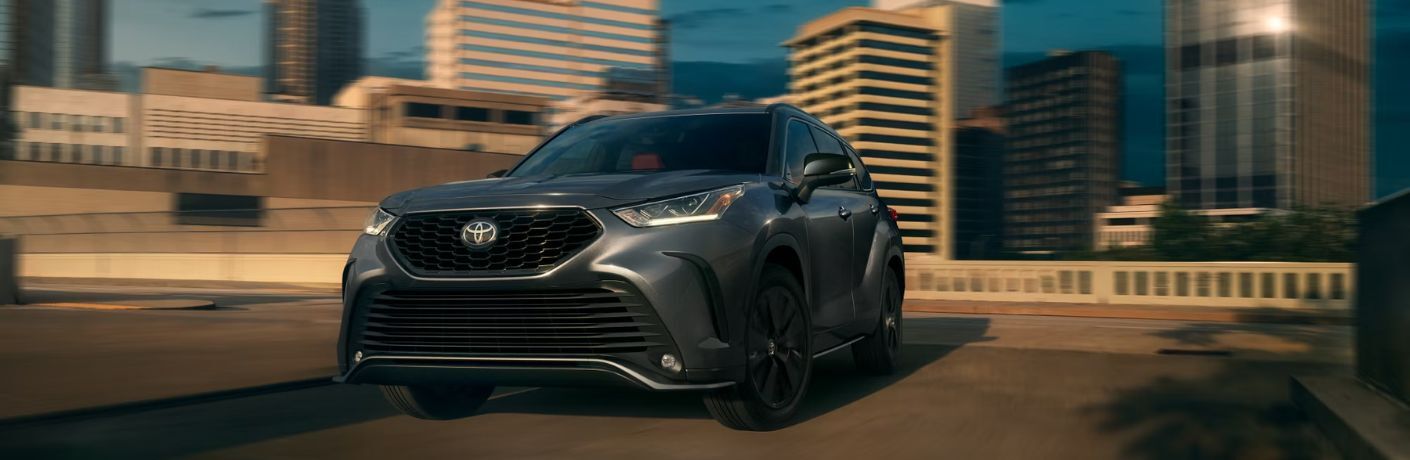 front quarter view of the 2025 Toyota Highlander Hybrid