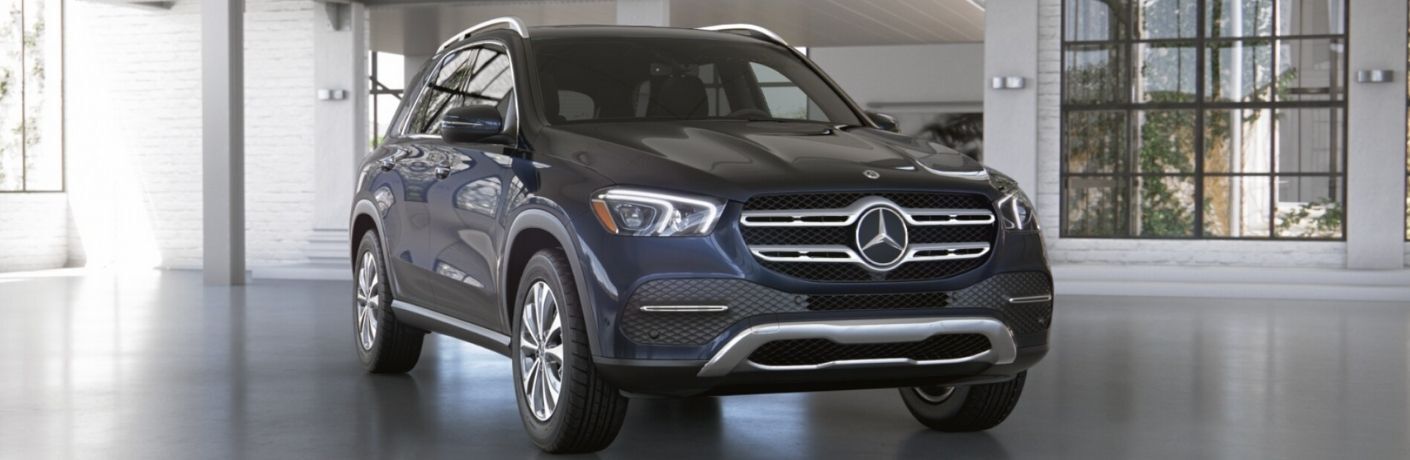 2022 MB GLE 350 SUV side and front view