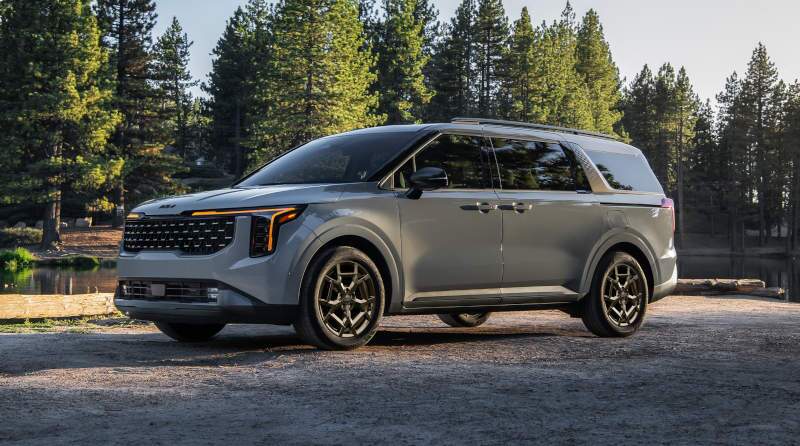 A front quarter view of the 2025 Kia Carnival MPV Hybrid.