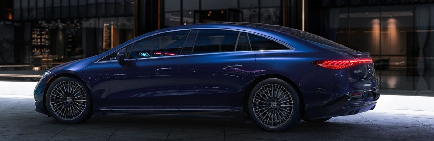 Side view of the 2023 Mercedes-Benz EQS 580 4MATIC® Sedan in Nautical Blue
