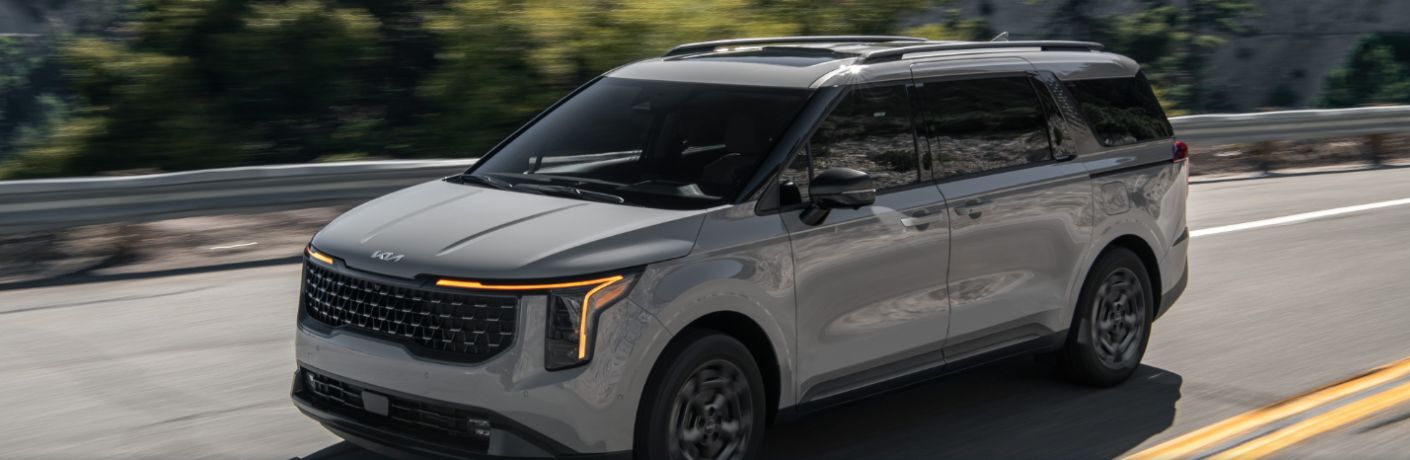 2025 Kia Carnival Hybrid on the road