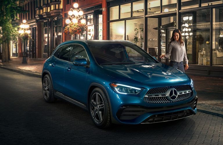 GLA 250 in Denim Blue with 19-inch AMG twin 5-spoke wheels