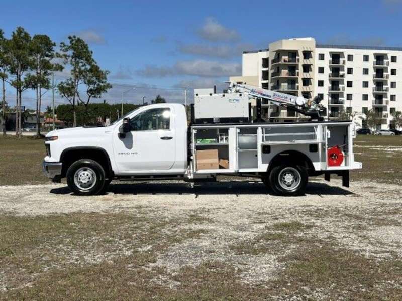 An side view of a mechanic service truck