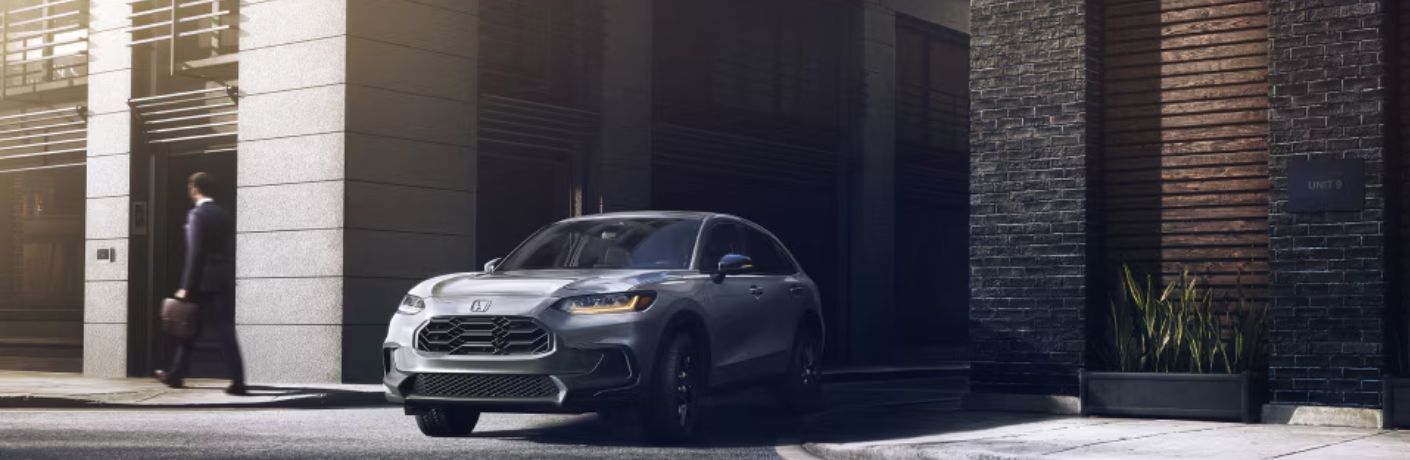 Front three-quarter view of the 2025 Honda HR-V parked outside a building