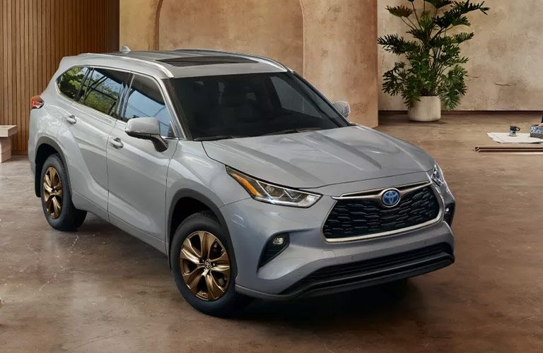Front quarter view of the 2022 Highlander Hybrid