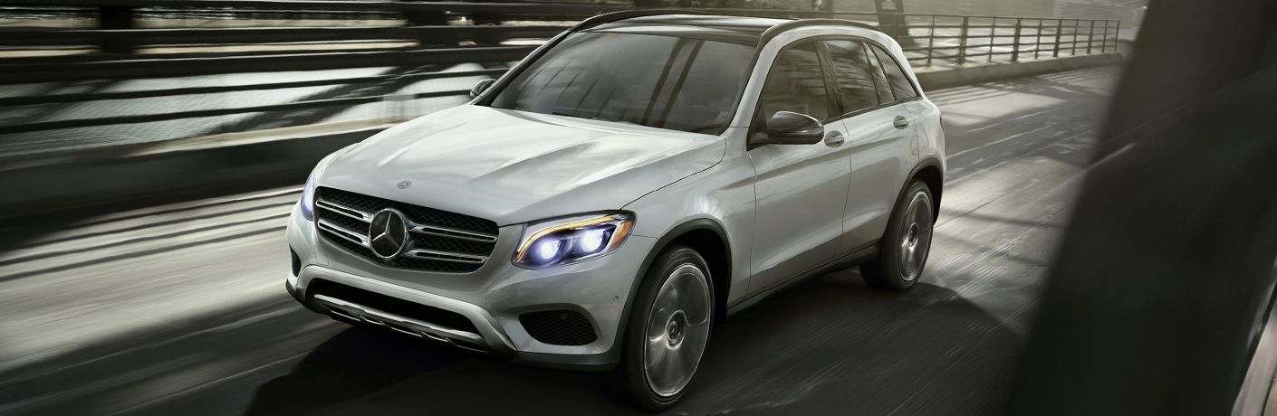 2018 Mercedes-Benz GLC white side front vidw