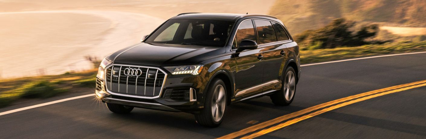 Front three-quarter view of the 2023 Audi Q7 driving