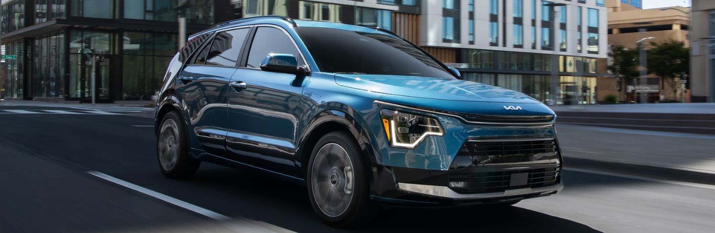 2023 Niro PHEV in blue, 3-quarter front view action shot