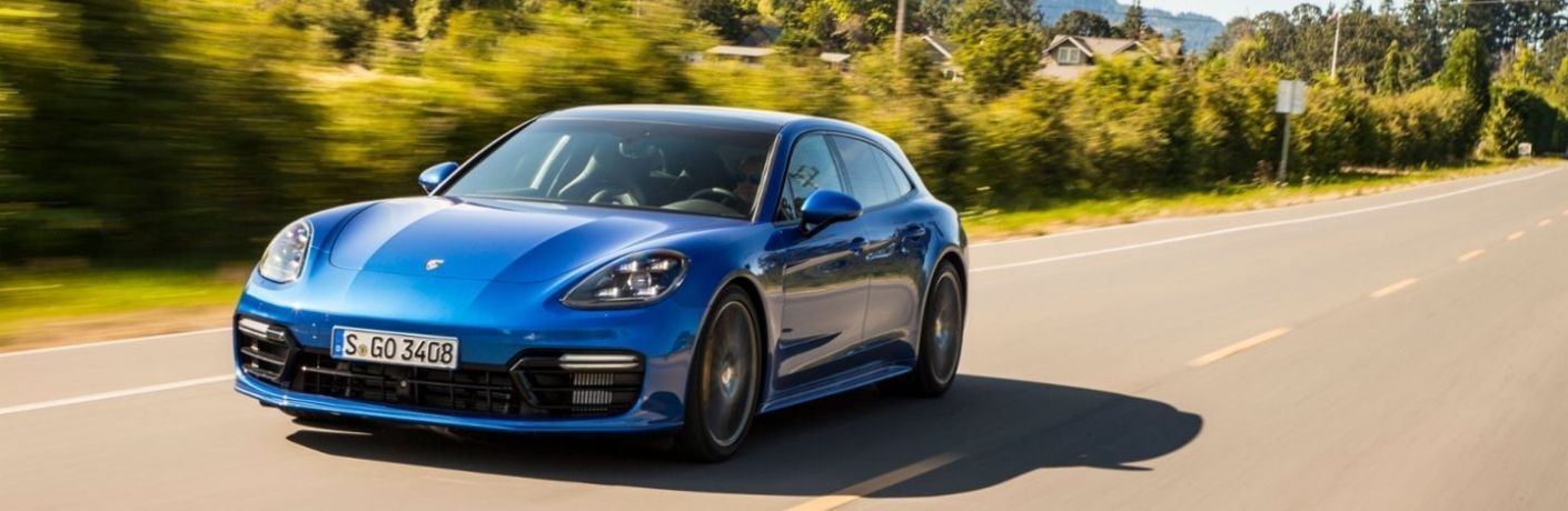 Front three-quarter view of the 2018 Porsche Panamera driving