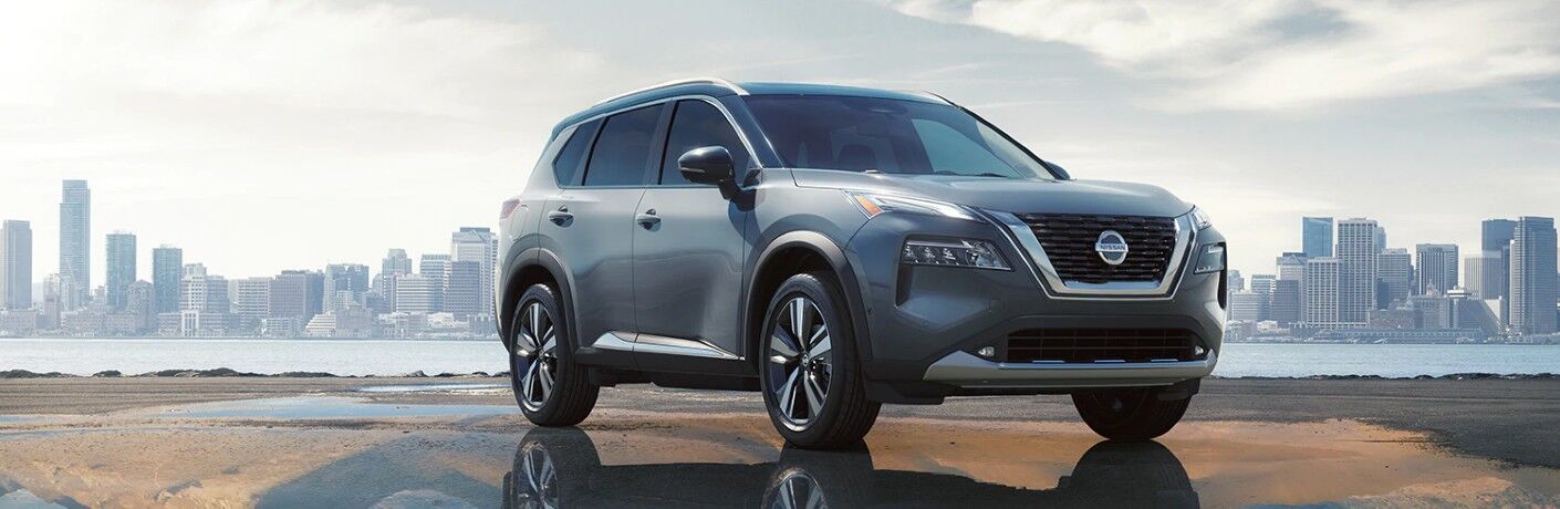 Front-side profile of the used Nissan Rogue Gray