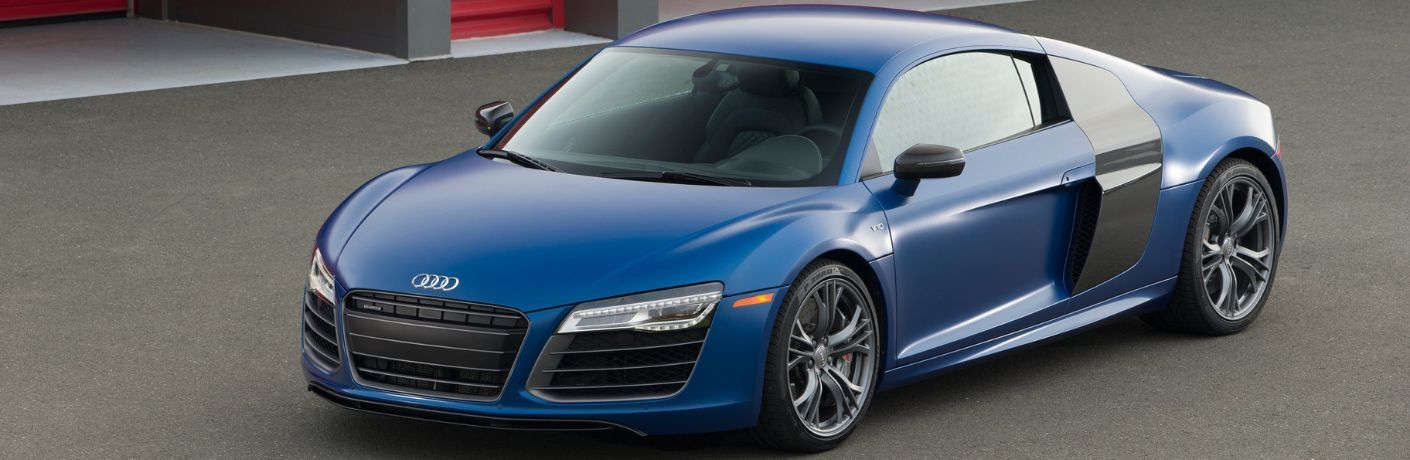 Front three-quarter view of the 2015 Audi R8