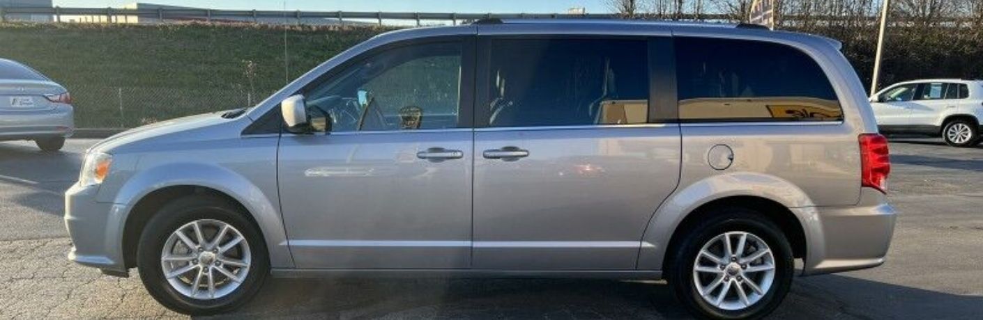 Side view of the 2018 Dodge Grand Caravan SXT