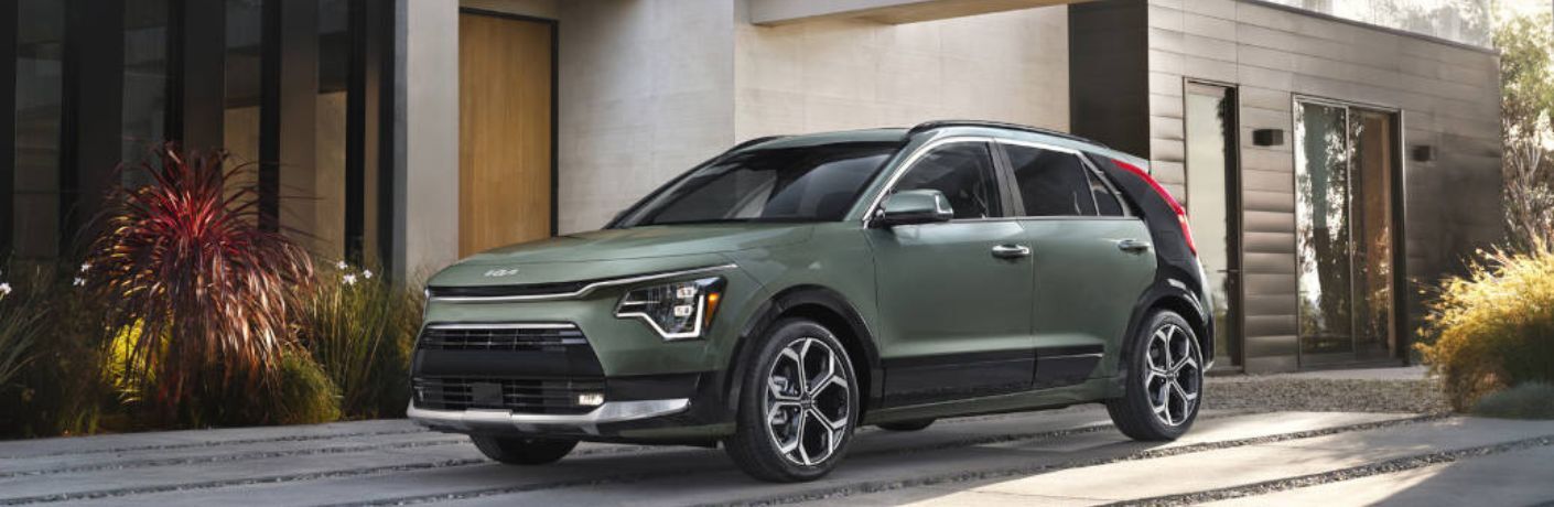 Front-quarter view of the 2025 Kia Niro Green