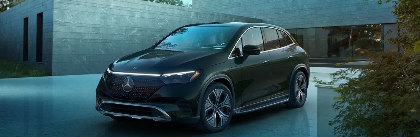 Front three-quarter view of the 2024 Mercedes-Benz EQE SUV