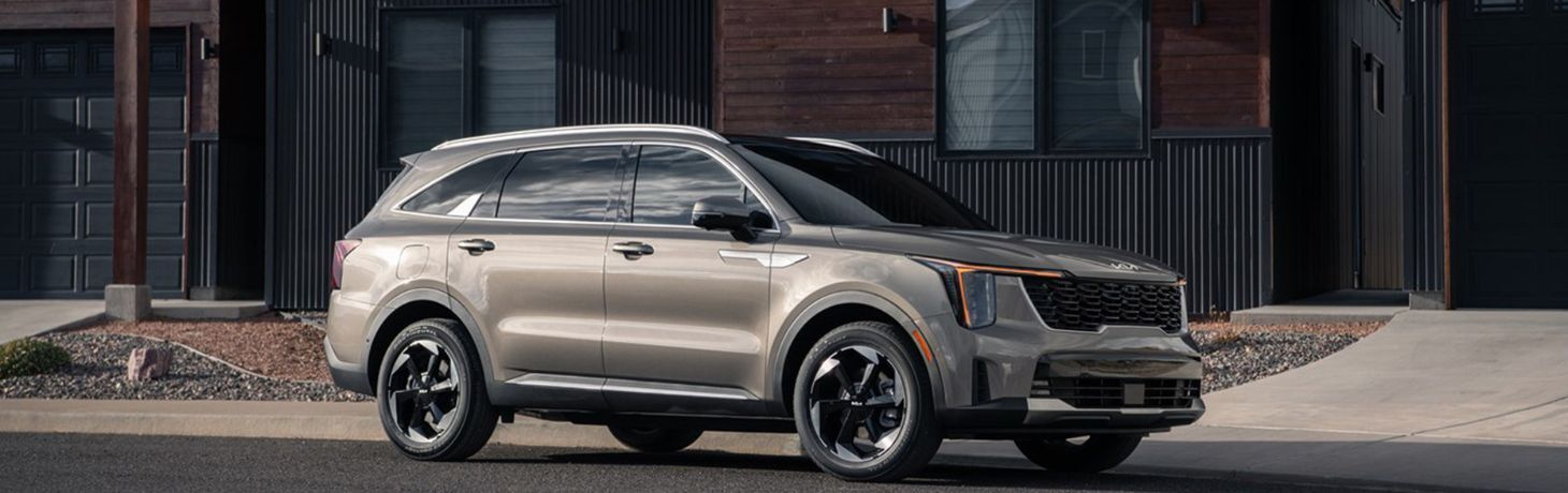 front-quarter view of the 2025 Kia Sorento Plug-in Hybrid