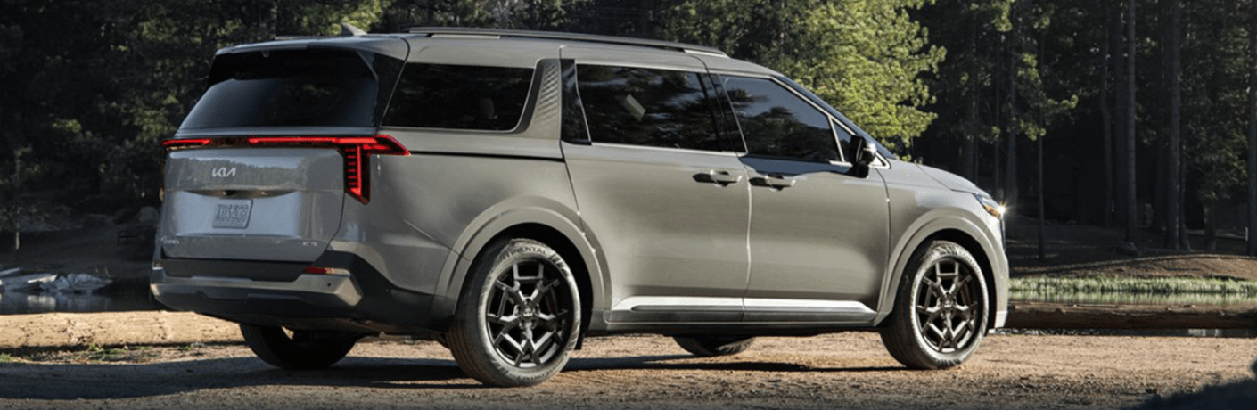 Side view of the 2025 Kia Carnival MPV